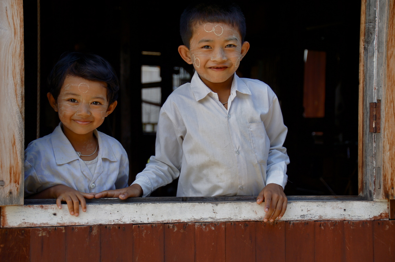 der große bruder und das schelmische kleine schwesterlein II :-), inle see, burma 2011