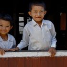 der große bruder und das schelmische kleine schwesterlein II :-), inle see, burma 2011