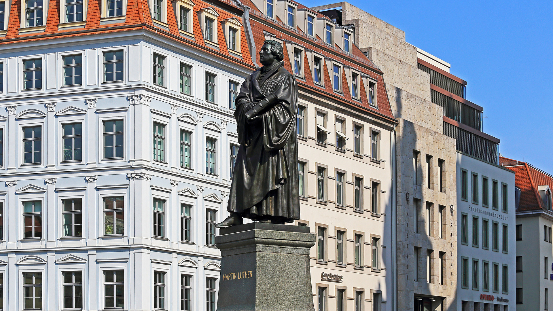 Der große Reformator Martin Luther vor der Frauenkirche...