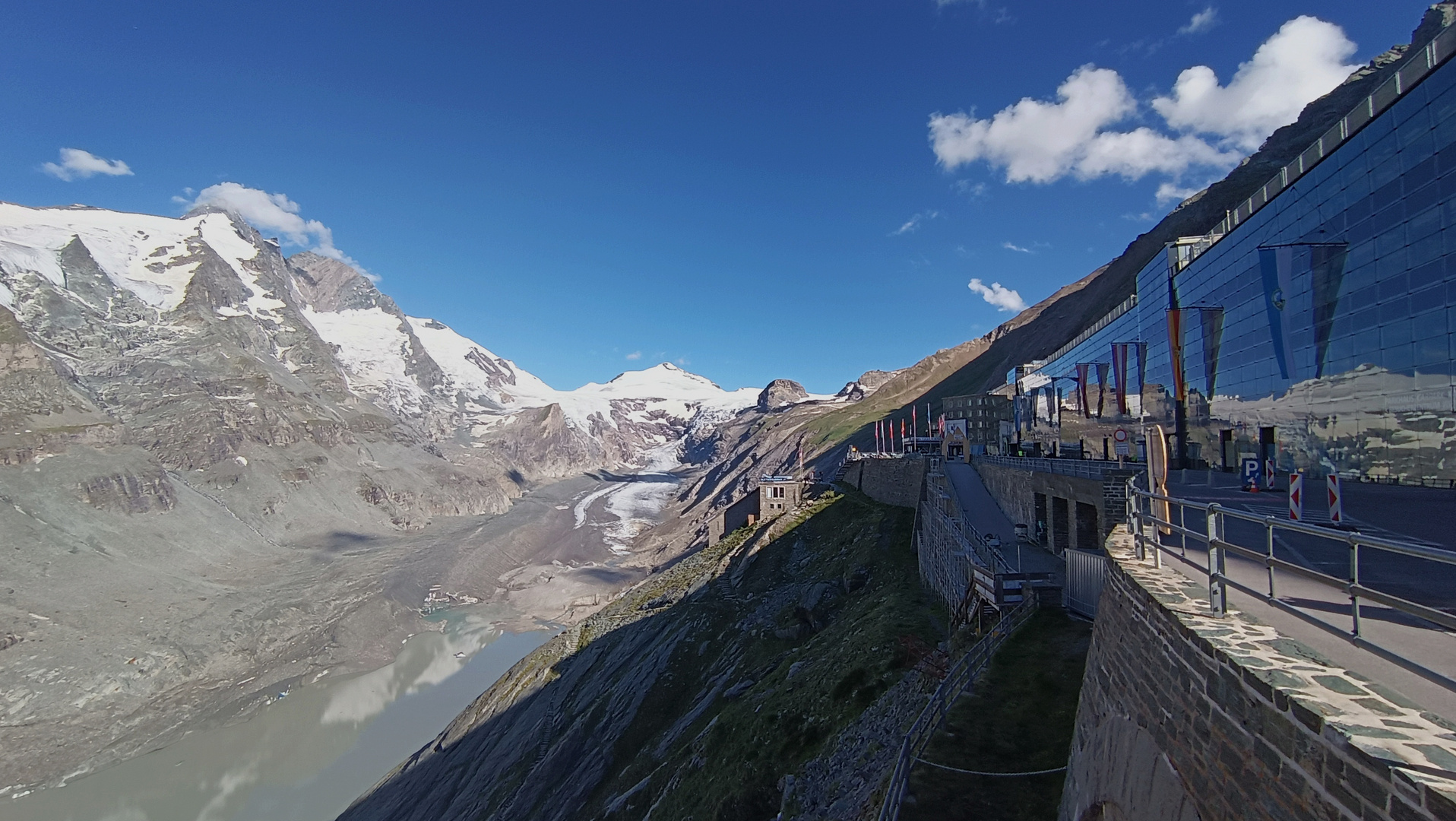 Der Großglockner und das Riesenparkhaus...