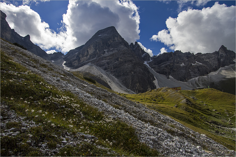 der Gschnitzer Tribulaun mit Naturfreundehütte