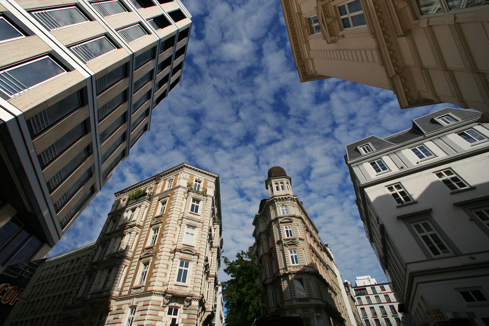 Der Gustav Mahler Platz von unten nach oben