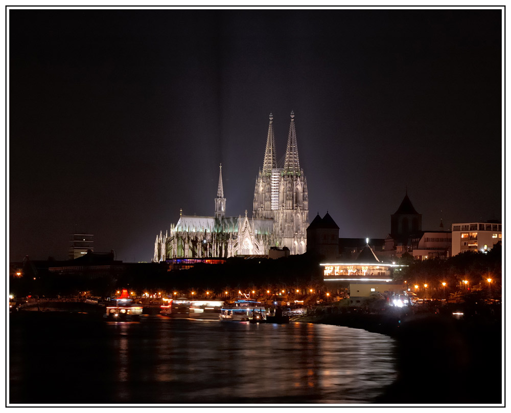 Der gute alte Kölner Dom bei Nacht