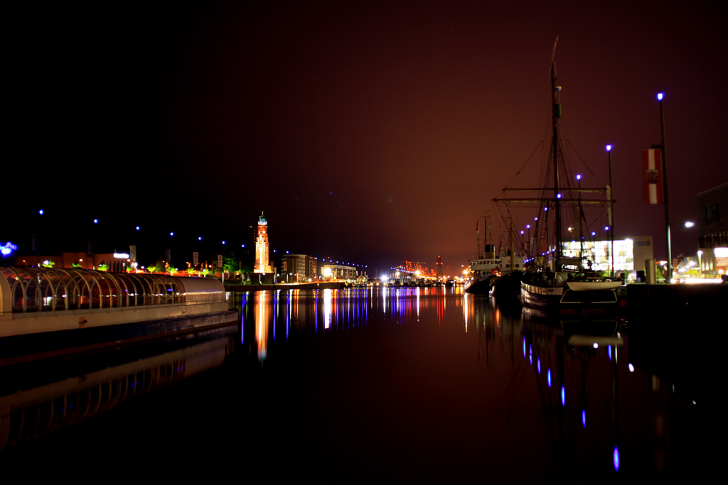 .Der Hafen bei Nacht.