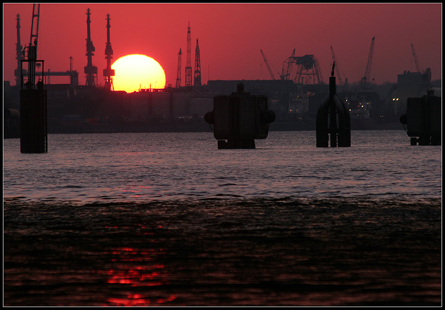 der Hafen geht in die Nacht...