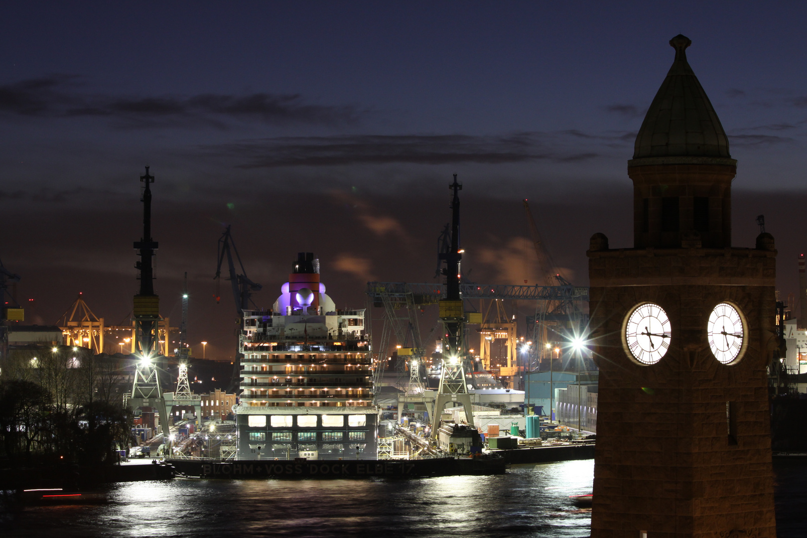 Der Hafen Hamburg bei Nacht :-)