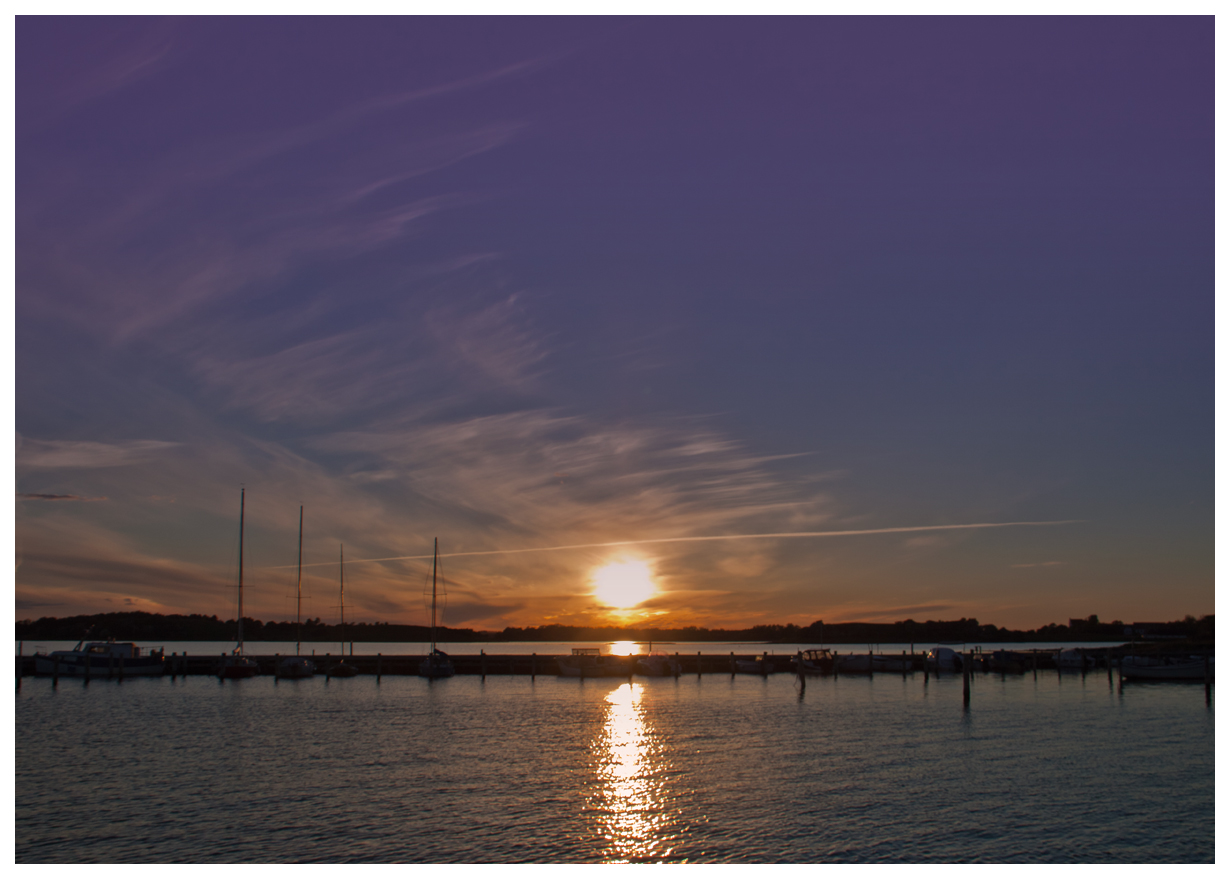 der Hafen Langør am Abend