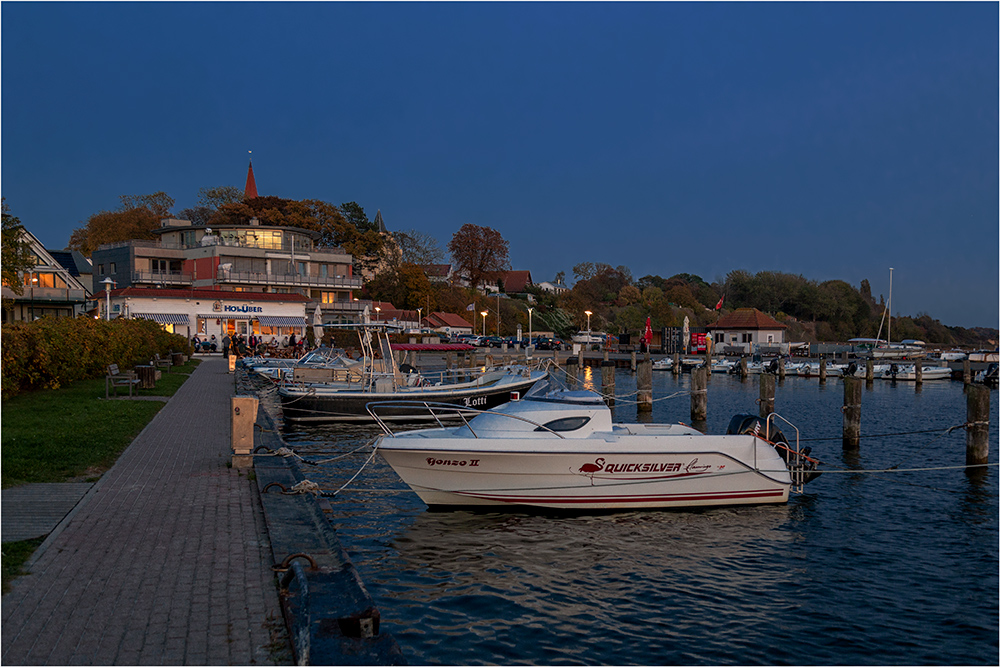 Der Hafen von Altefähr