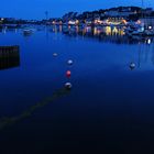 Der Hafen von Audierne bei Anbruch der Nacht