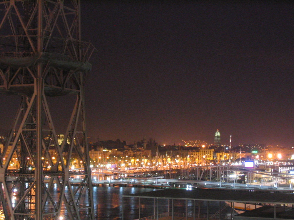 Der Hafen von Barcelona bei Nacht