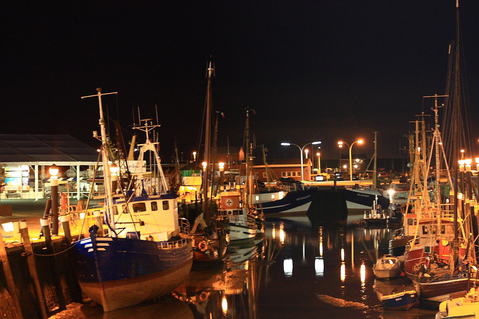 Der Hafen von Büsum abends bei Ebbe