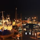 Der Hafen von Büsum abends bei Ebbe