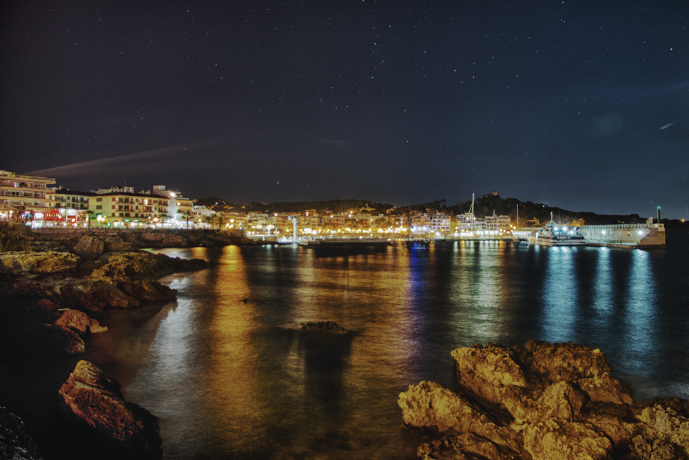 Der Hafen von Cala Ratjada bei Nacht Foto &amp; Bild bearbeitungs