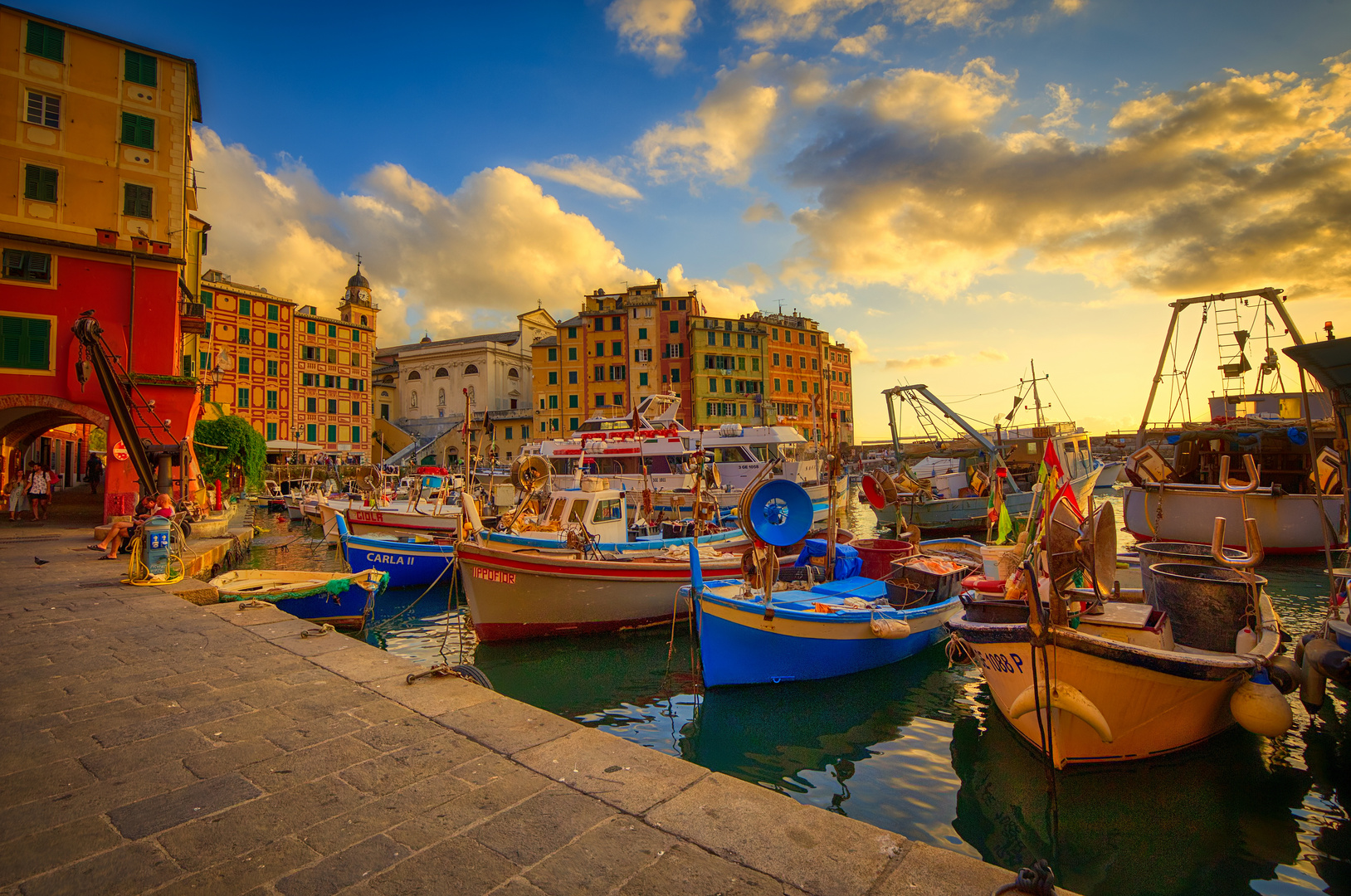 Der Hafen von Camogli umsäumt von den bunten Hochhäusern