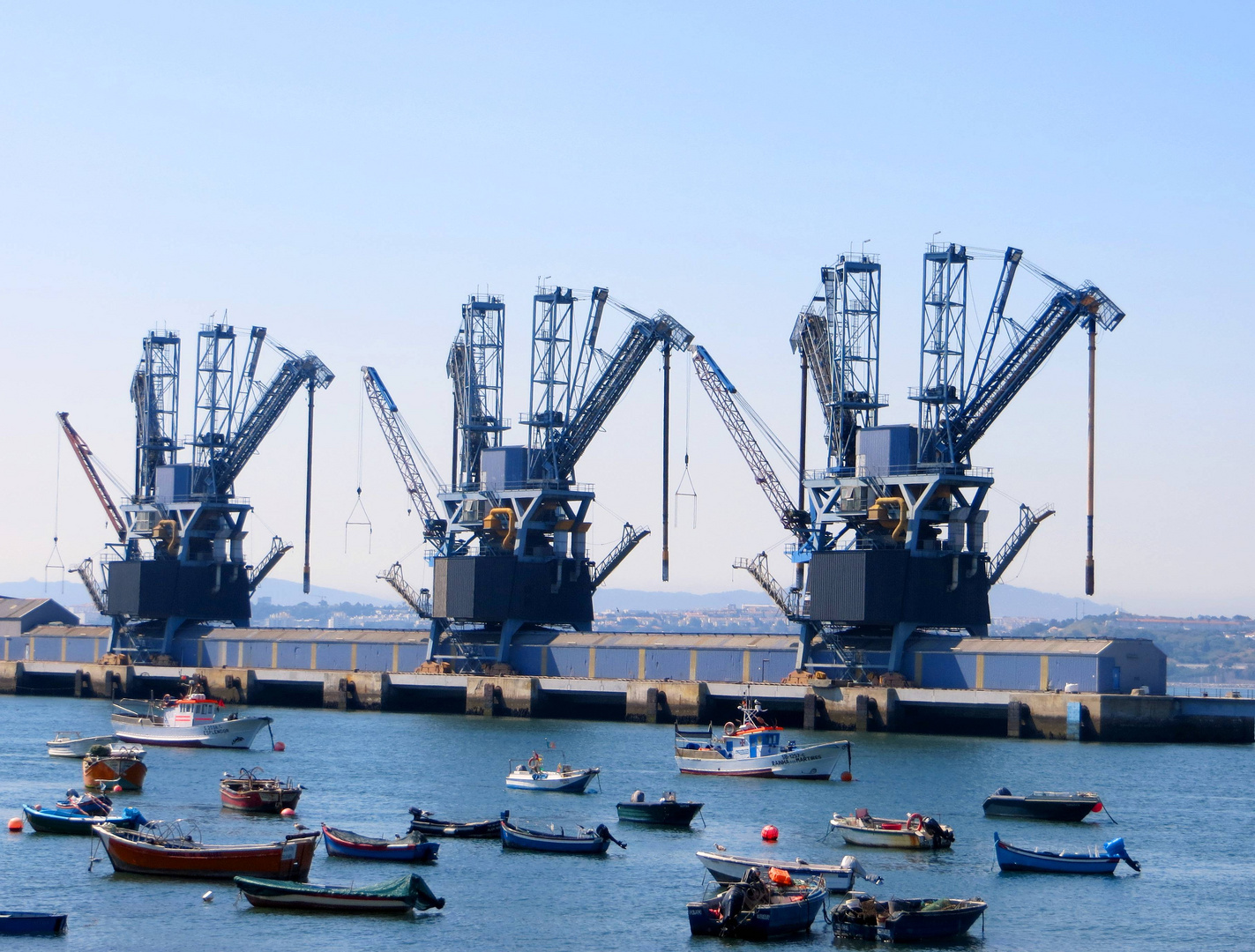 Der Hafen von Caparica ...