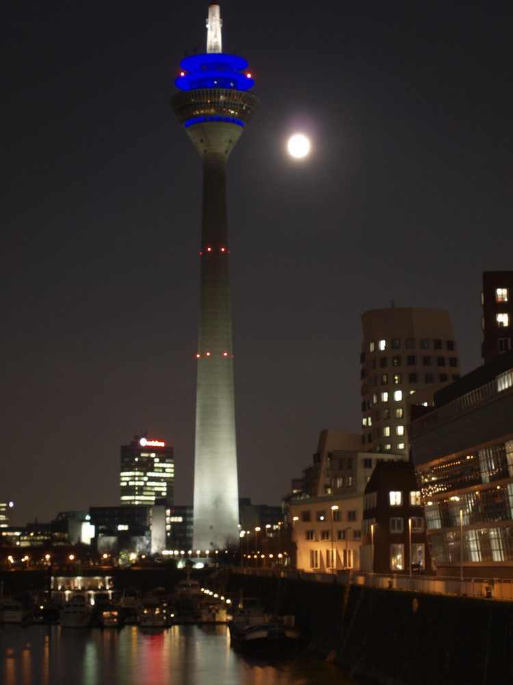 Der Hafen von Düsseldorf im Mondlicht