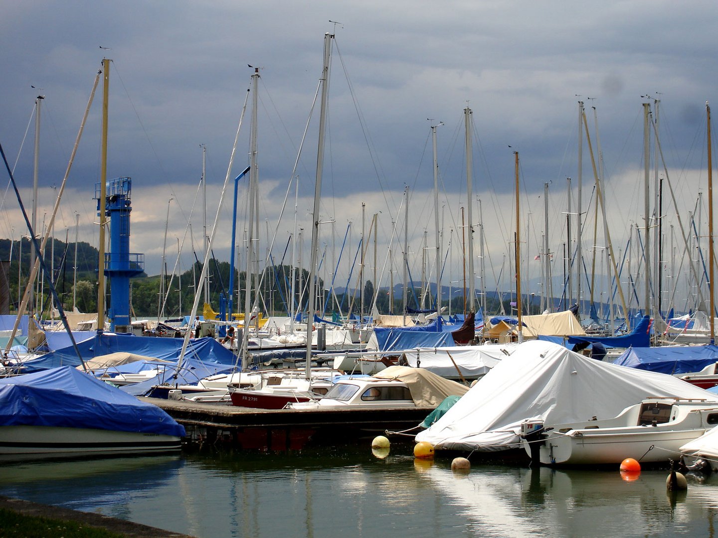 Der Hafen von Estavayer-le-lac vor dem Gewitter