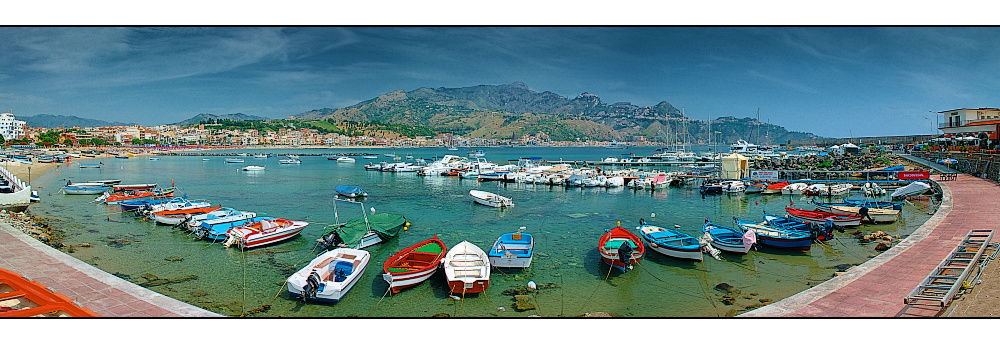 Der Hafen von Giardini Naxos