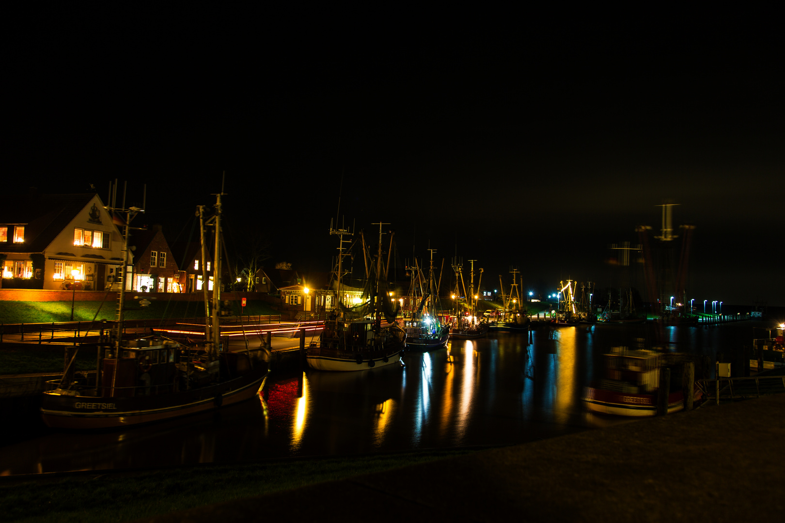 Der Hafen von Greetsiel bei Nacht