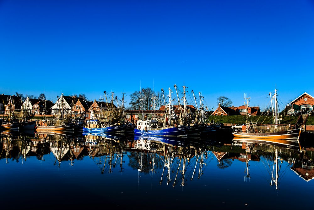 Der Hafen von Greetsiel bei Tag