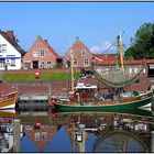 Der Hafen von Greetsiel im Sonnenlicht.