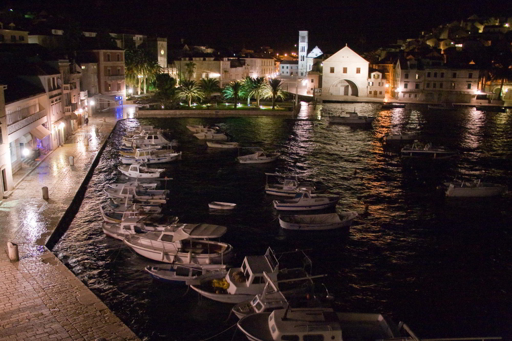 Der Hafen von Hvar abends