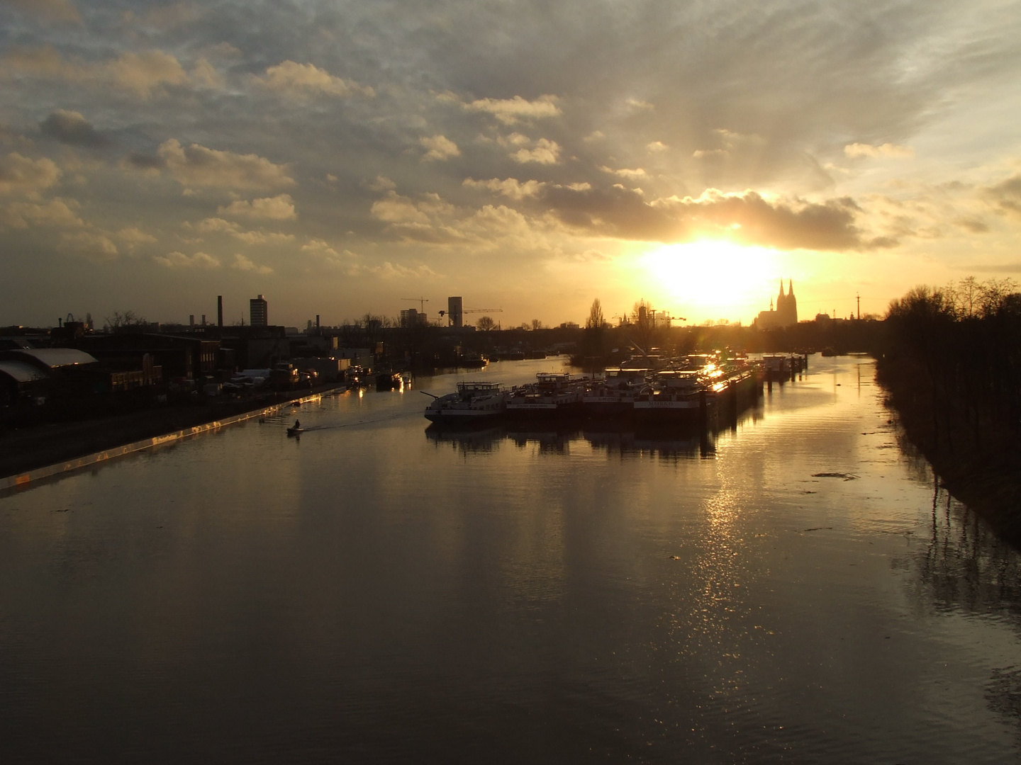 Der Hafen von Köln-Mülheim bei Hochwasser