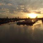 Der Hafen von Köln-Mülheim bei Hochwasser