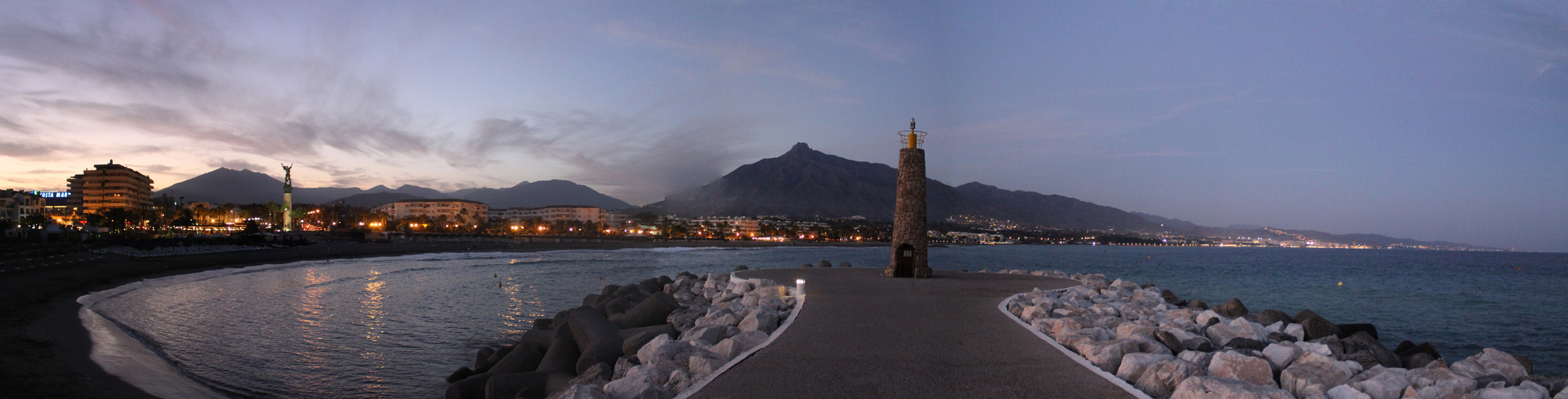 Der Hafen von Marbella - Puerto Banus in der Dämmerung