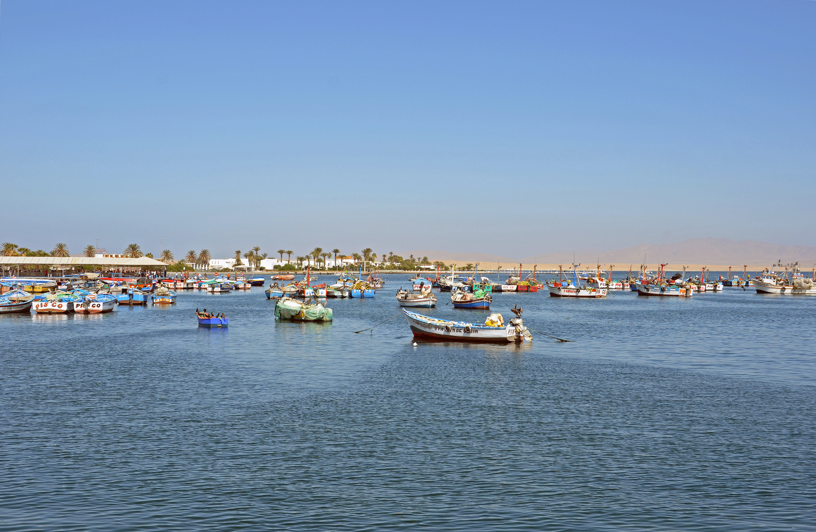 Der Hafen von Paracas im Süden Perus