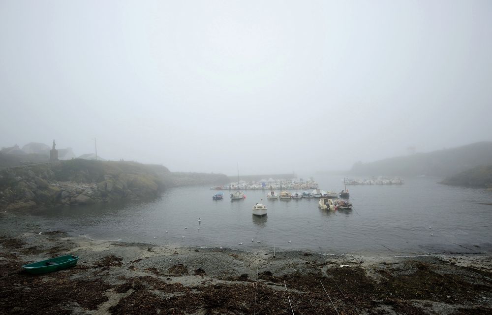 Der Hafen von Poulhan bei Nebel