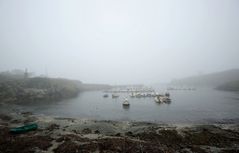 Der Hafen von Poulhan bei Nebel