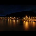 Der Hafen von Sedlisfjordur bei Nacht
