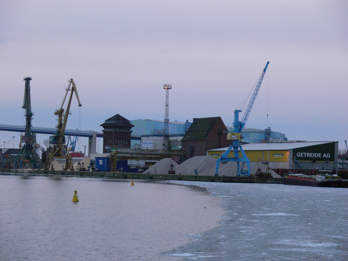 Der Hafen von Stralsund - kalt aber noch nicht ganz zugefroren