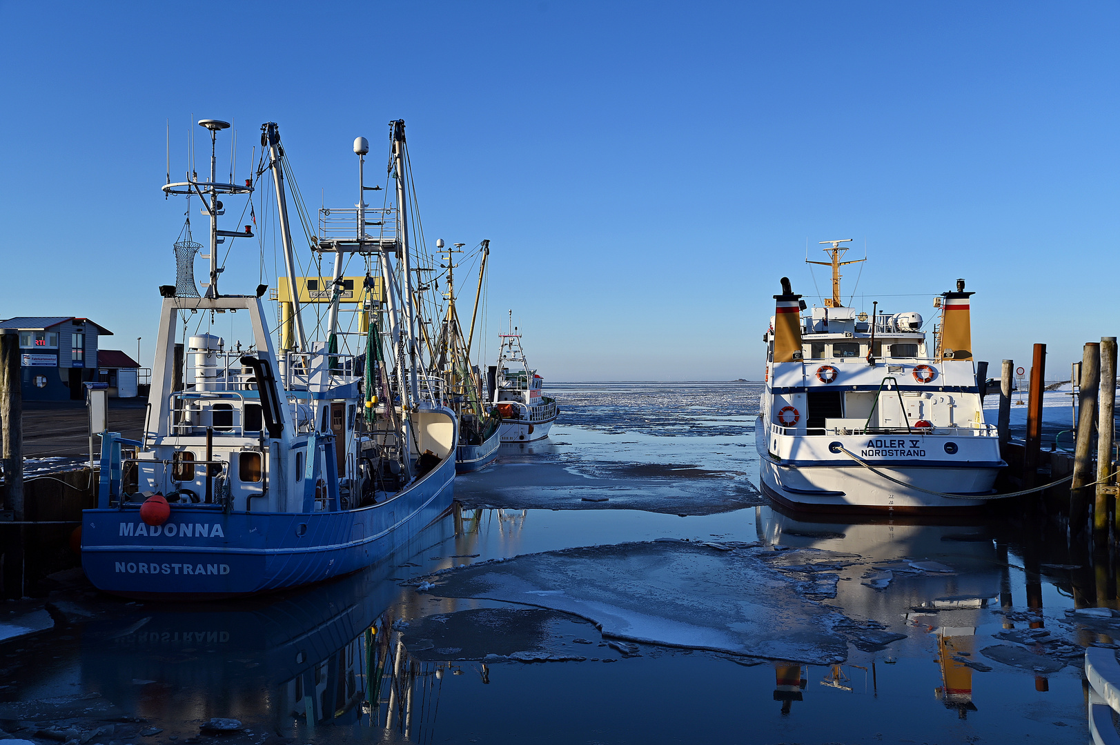 Der Hafen von Strucklahnungshörn auf der Halbinsel Nordstrand