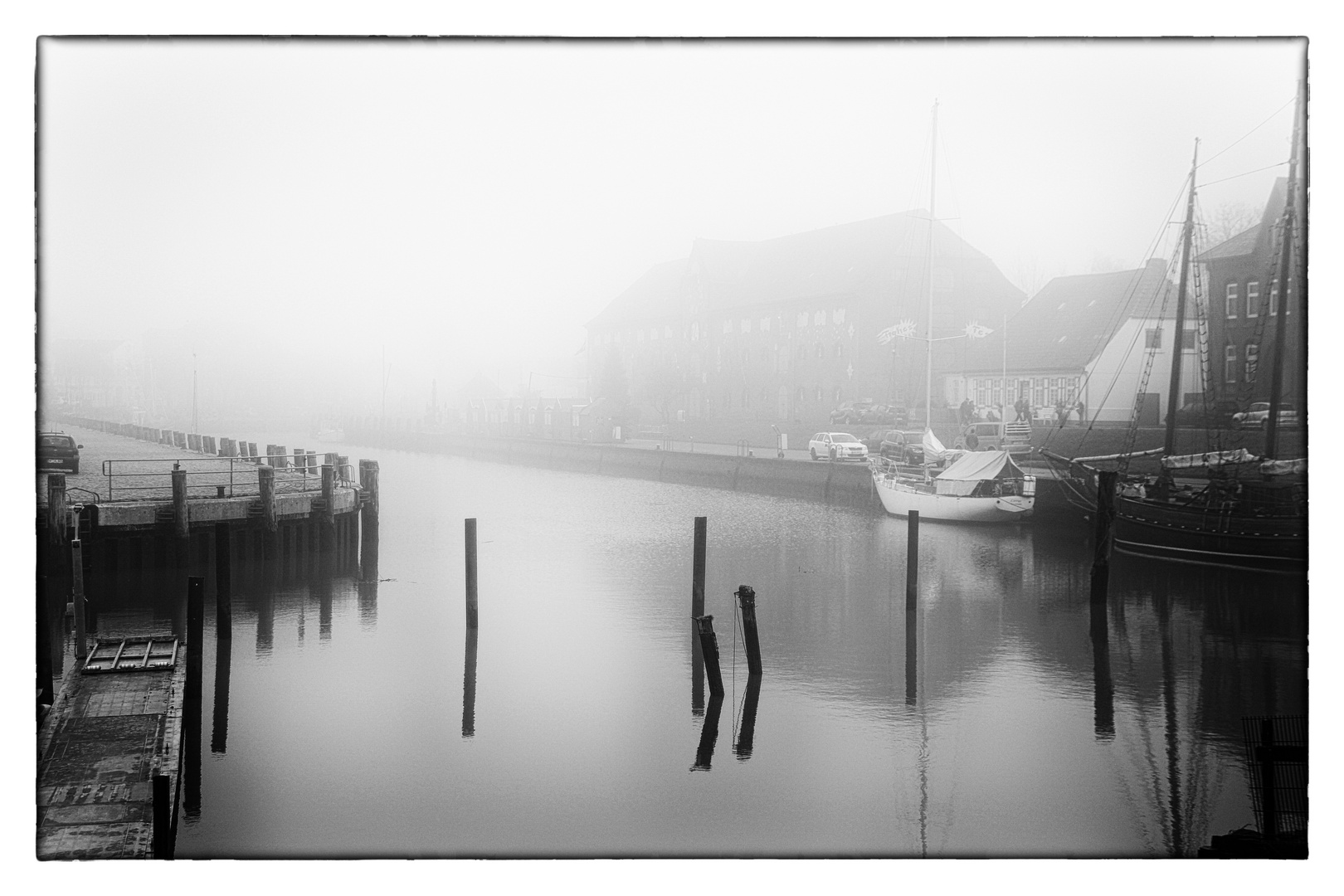 Der Hafen von Tönning im Nebel versunken