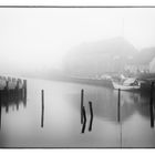 Der Hafen von Tönning im Nebel versunken