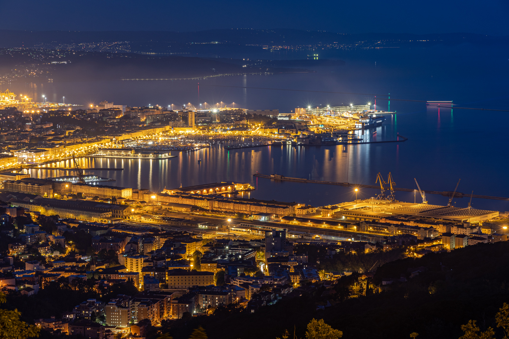 Der Hafen von Triest zur späten Blauen Stunde