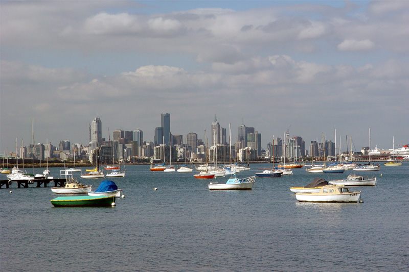 Der Hafen von Williamstown vor der Skyline Melbournes (Australien/Okt 2003)