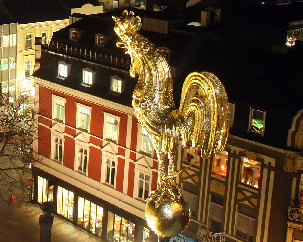 Der Hahn auf dem Rathausdach mit Blick auf das ehem. Cafe am Rathaus