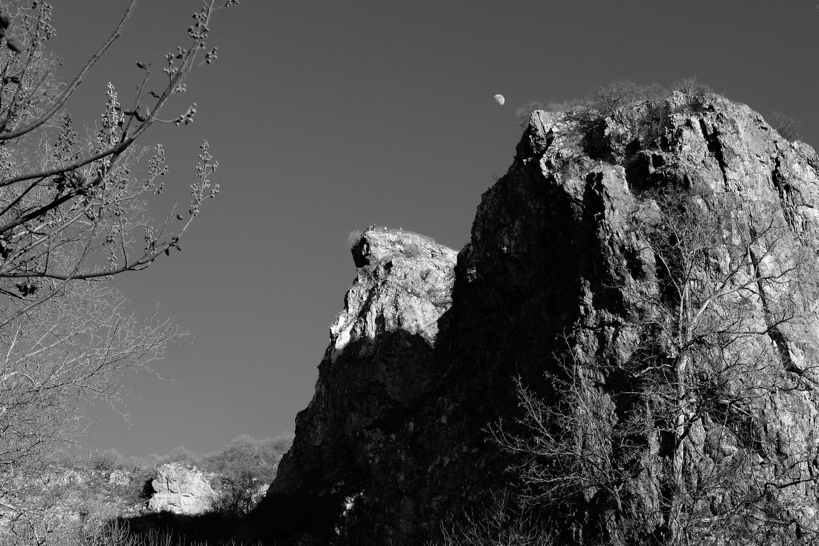 Der halbe Mond über Rheingrafenstein/Nahe