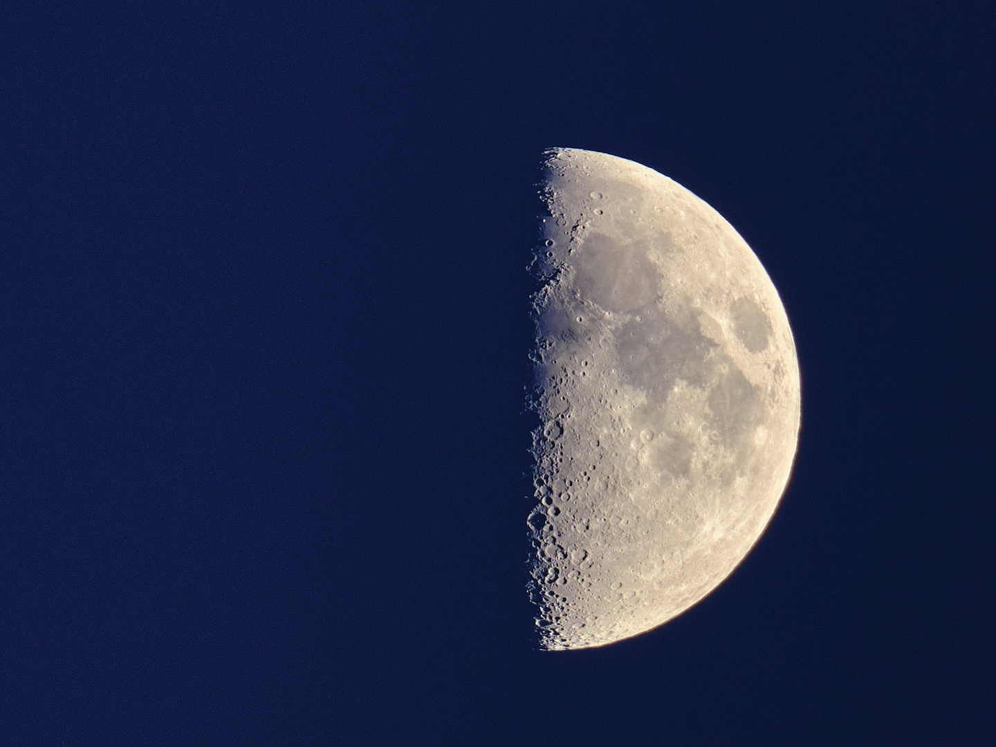Der Halbmond zur blauen Stunde Foto & Bild | astrofotografie
