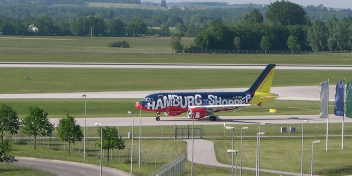 Der Hamburg Shopper auf dem Weg zur Startbahn