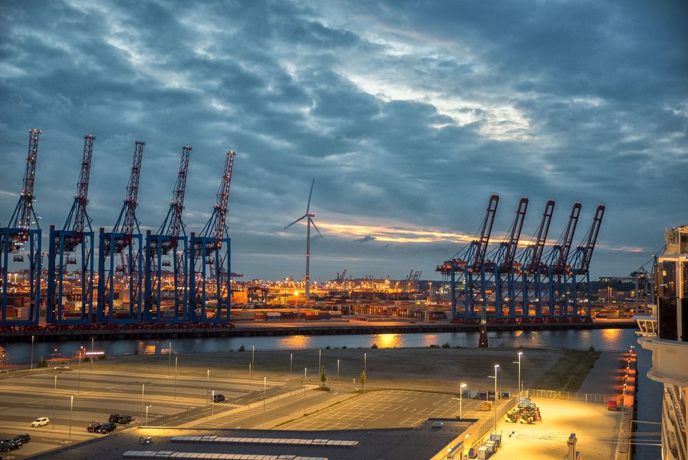 Hamburger Hafen Bild: Capturing the Essence of a Maritime Gateway