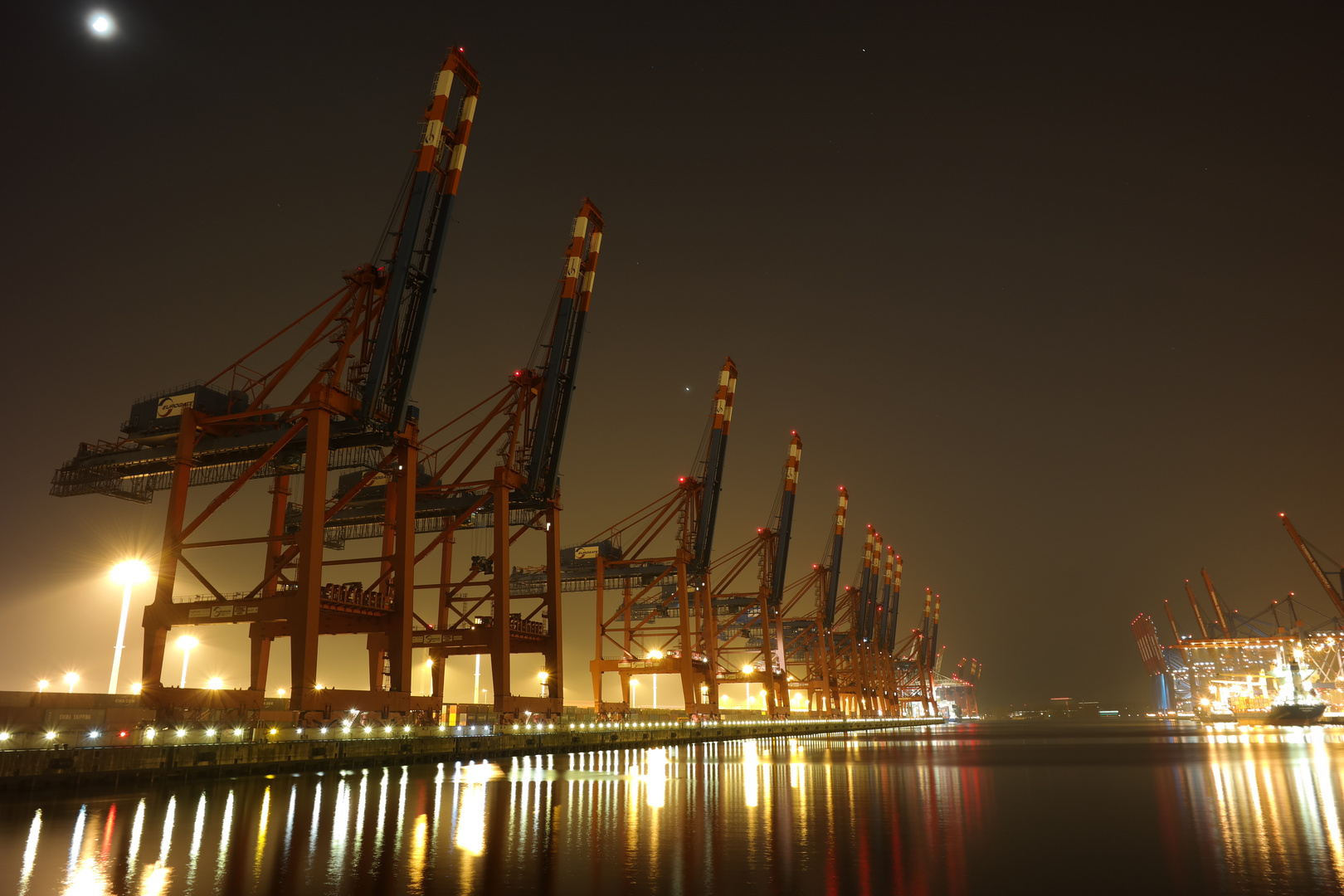 Der Hamburger Hafen bei Nacht