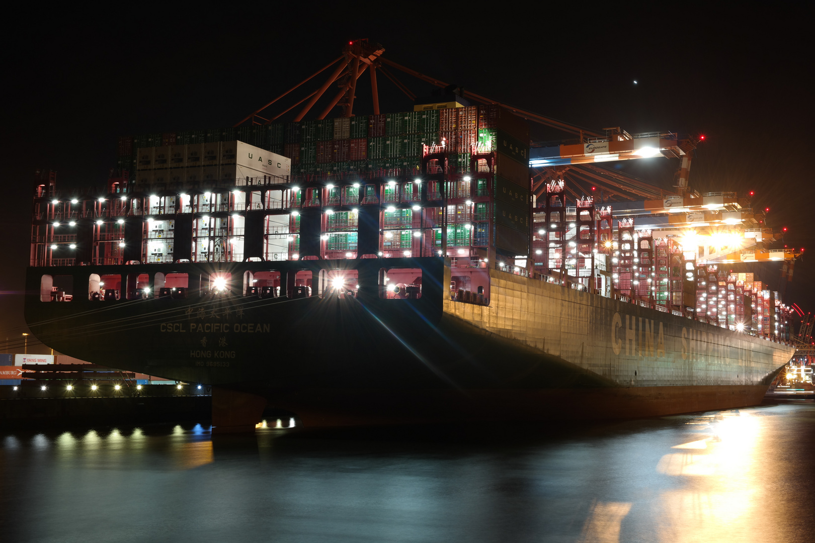 Der Hamburger Hafen bei Nacht Teil 2