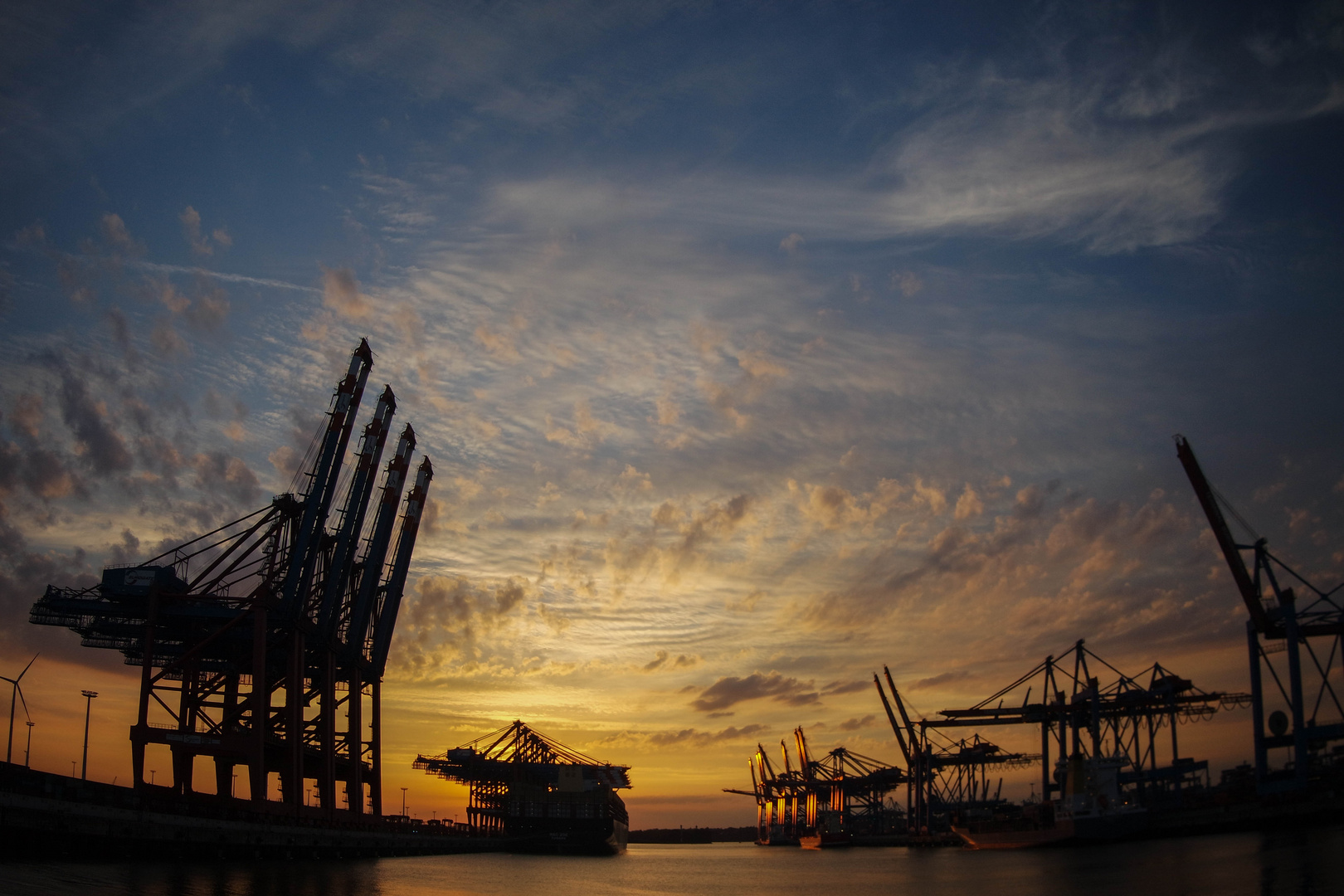 Der Hamburger Hafen bei Nacht Teil 3