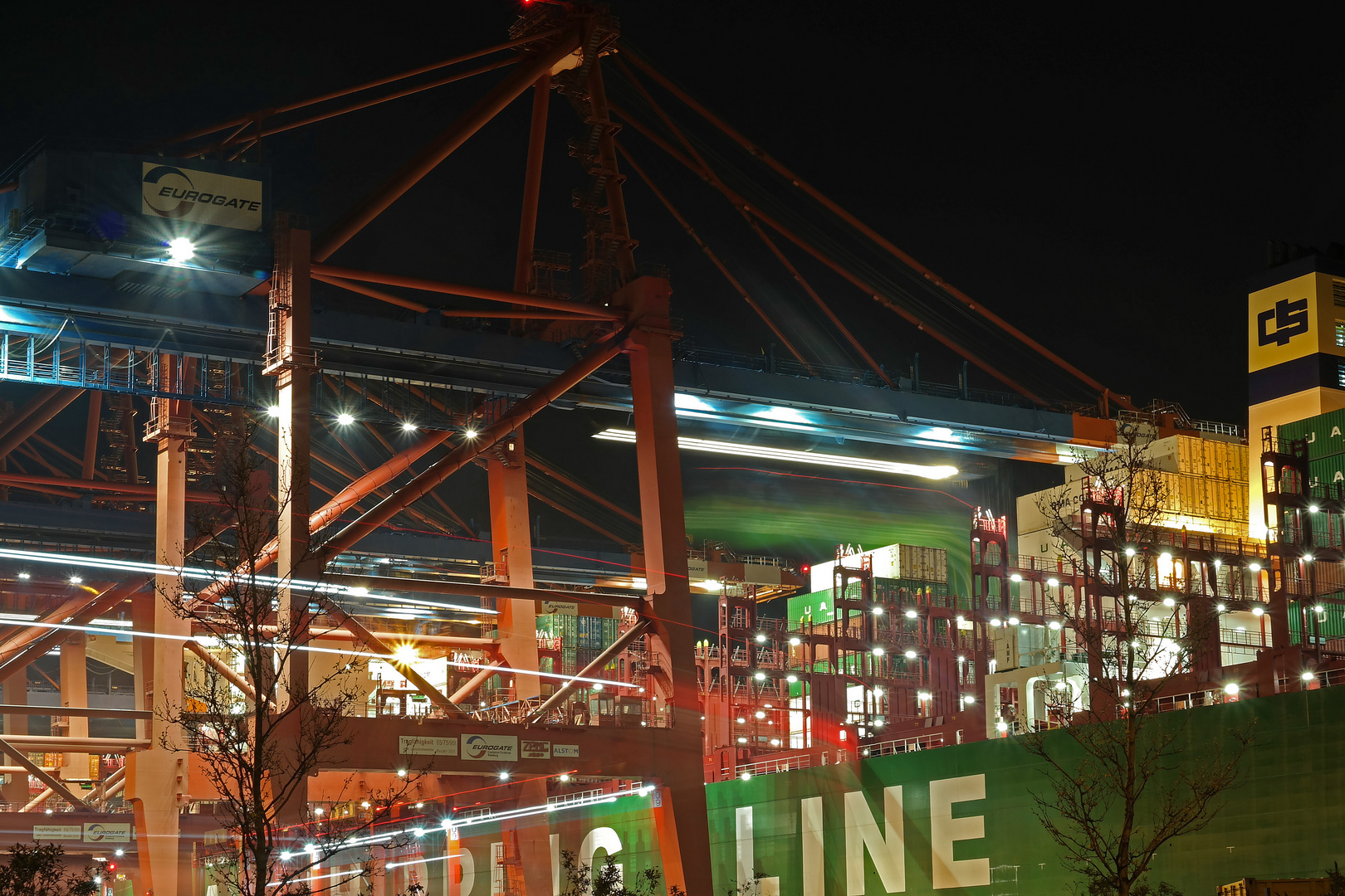 Der Hamburger Hafen bei Nacht Teil 4