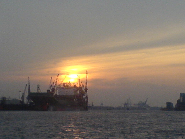 Der Hamburger Hafen bei Sonnenuntergang