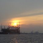 Der Hamburger Hafen bei Sonnenuntergang